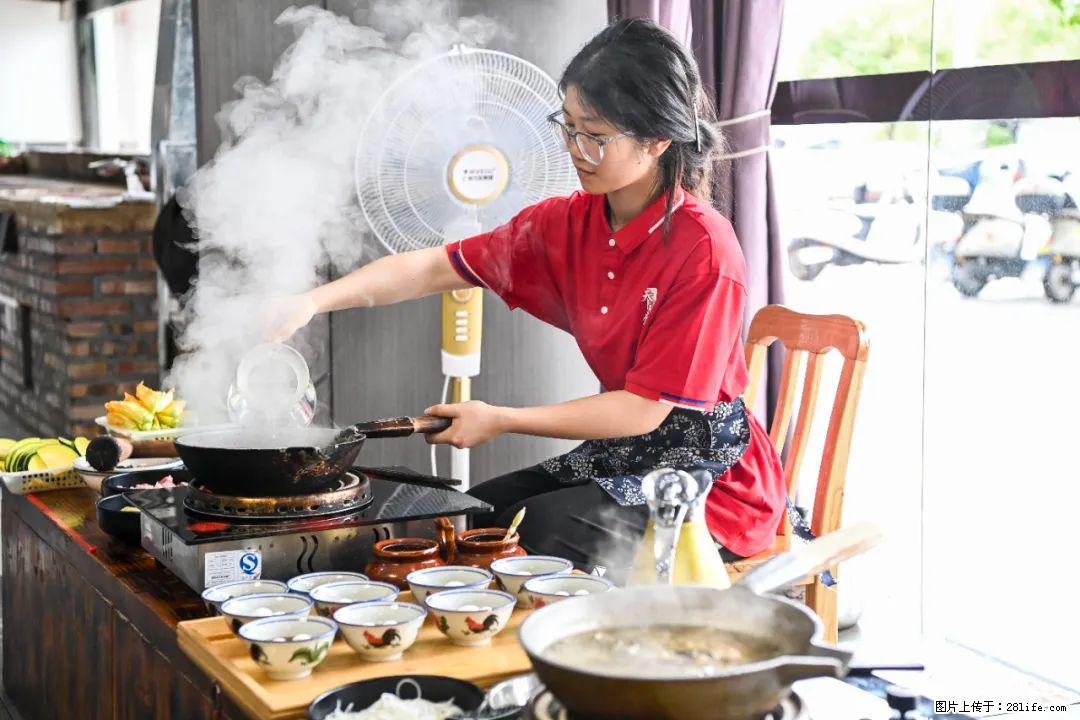 全网追的“扁担女孩”，找了一份暑假工，时薪12元 - 汕头生活资讯 - 汕头28生活网 st.28life.net